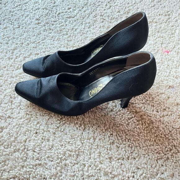 Salvatore Ferragamo Women's Velvet Fabric Mid Height Heels Pumps Black Size 8.5 - Picture 3 of 7